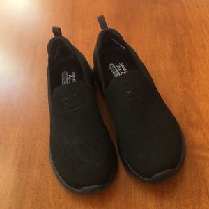 Skechers fabric shoes, like new. Size 8. Black